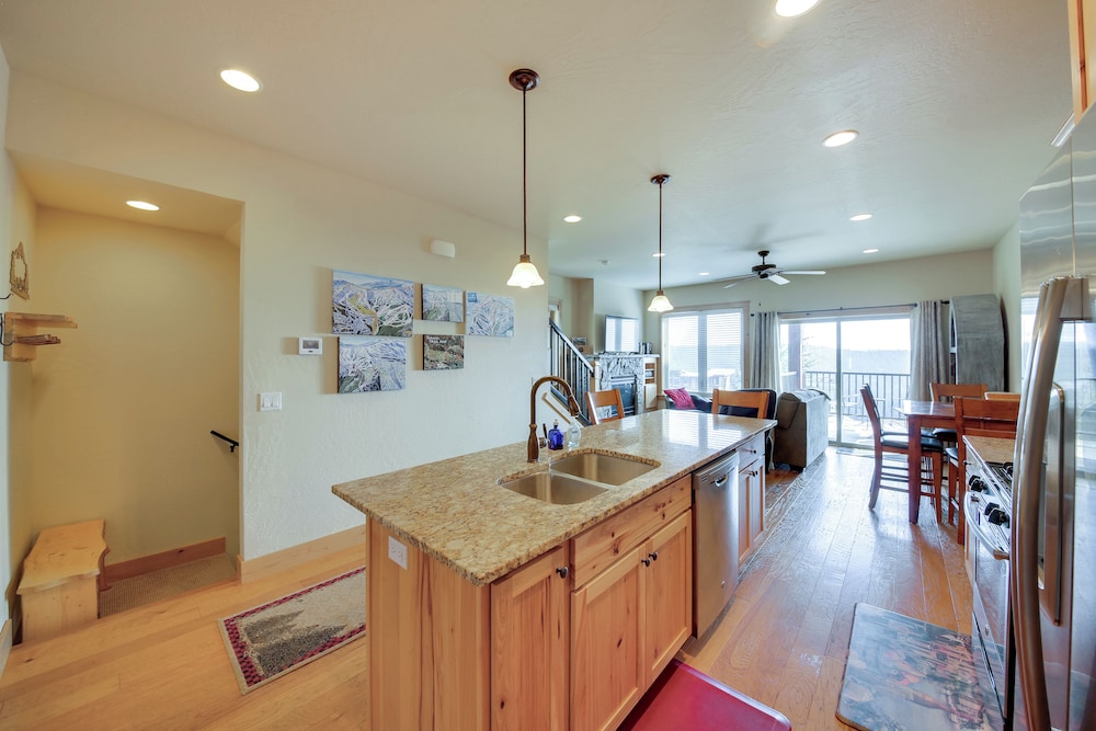 Walk to Schweitzer Village: Mountain-view Home