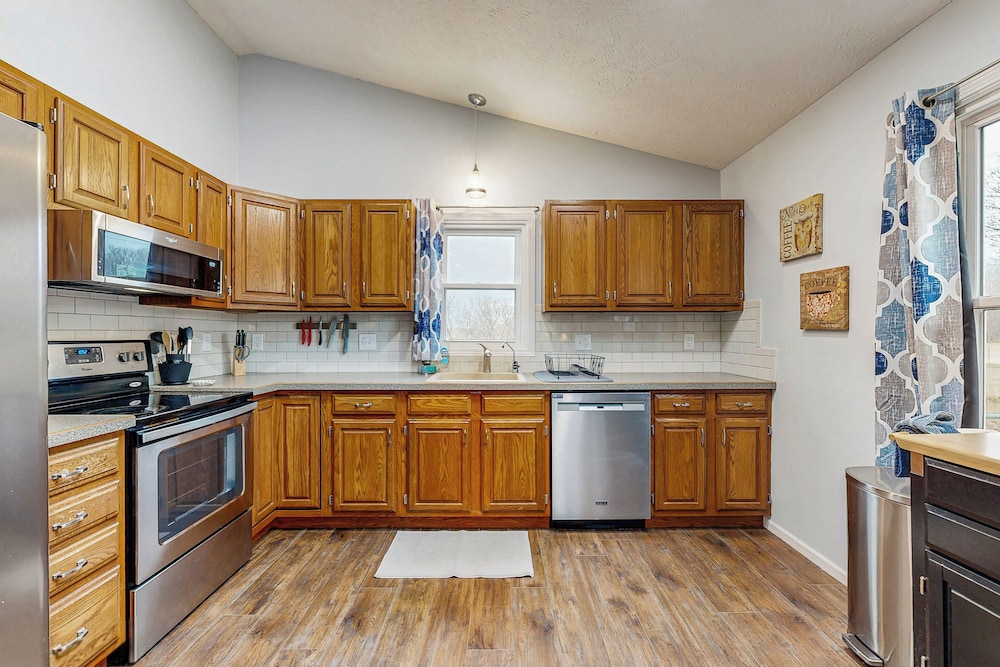 Charming 3BR Home w/ Lake Access & Pool Table