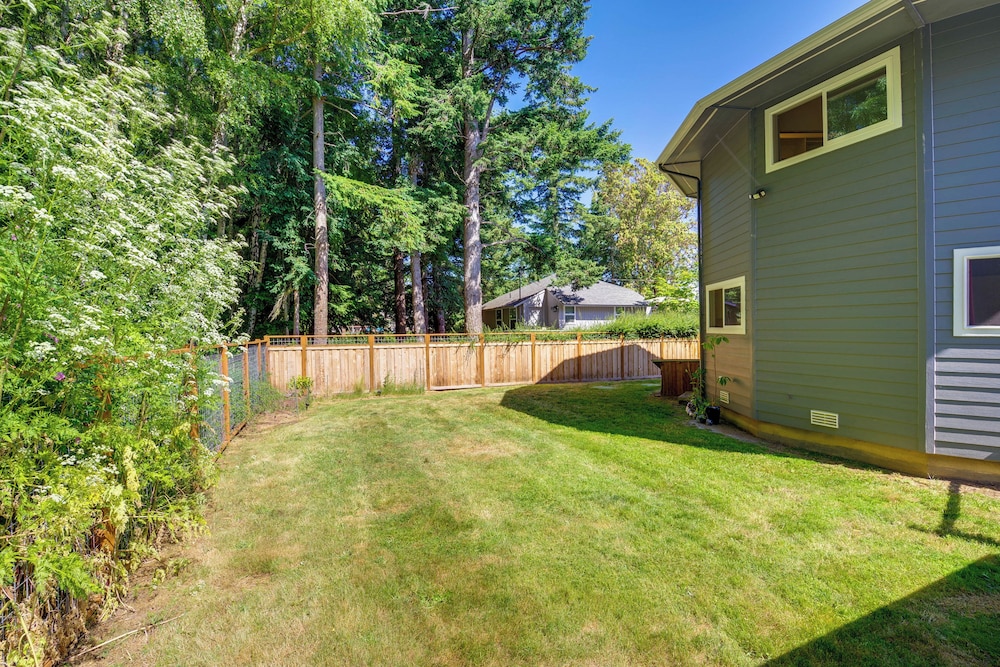 Spacious Deck w/ Ocean View: Puget Sound Gem!