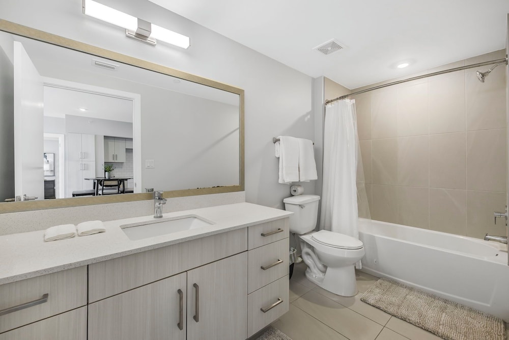 Stylish City-View Condo Pool Access