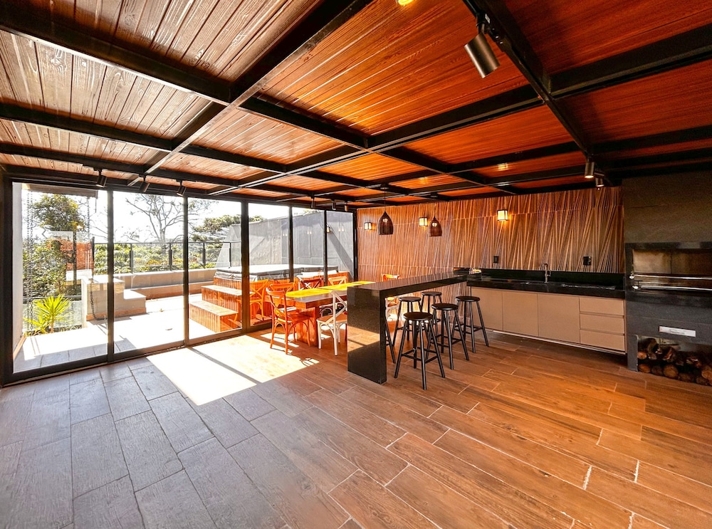 Casa com 4 Su tes Jacuzzi e Lareira Externa
