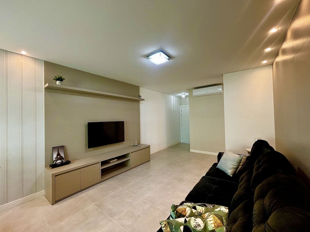 Apt w/ Gourmet Balcony 450m From Beach Reb0802