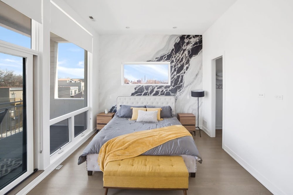 4-bedroom Penthouse w 2 Large Balconies Rooftop