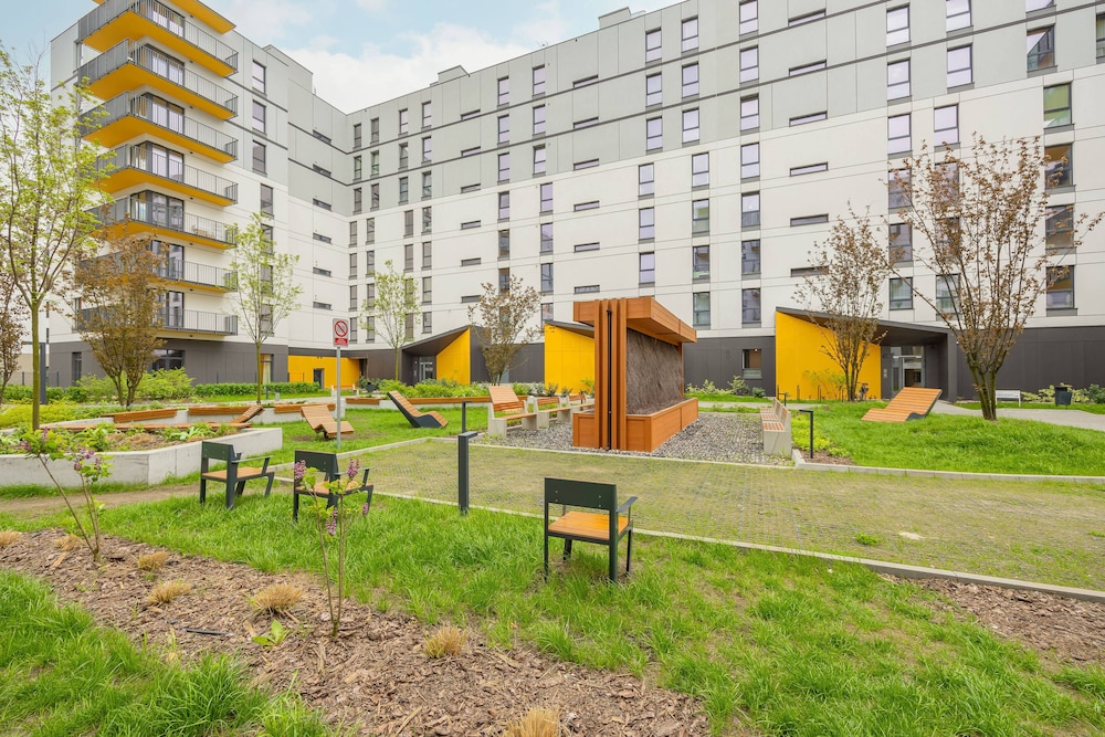 Apartment With Parking by Renters