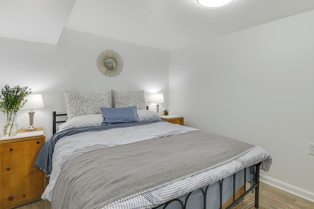 2 Mi to Logan Square: Pet-friendly Unit w/ Yard!