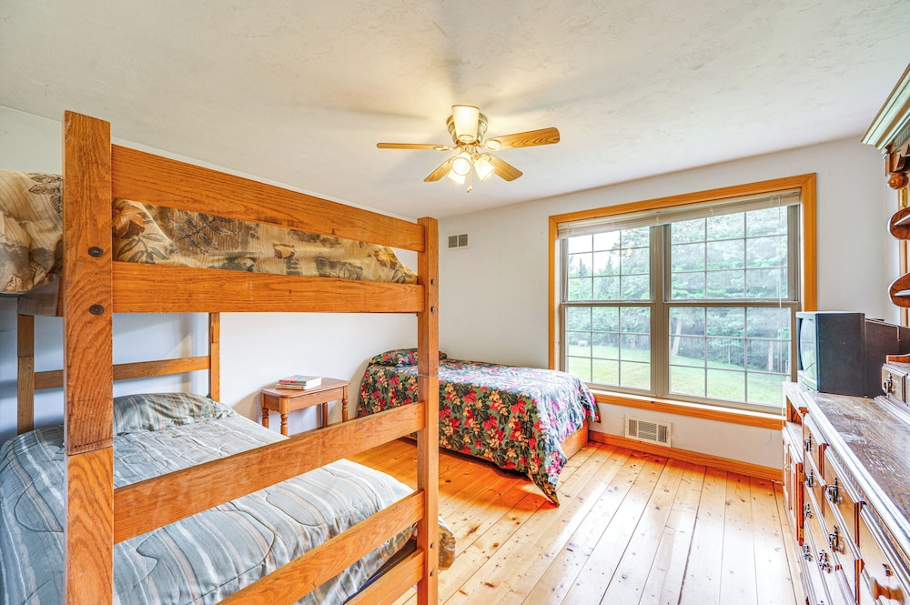 5 Mi to Jay Peak Resort: Cabin w/ Pond Access!