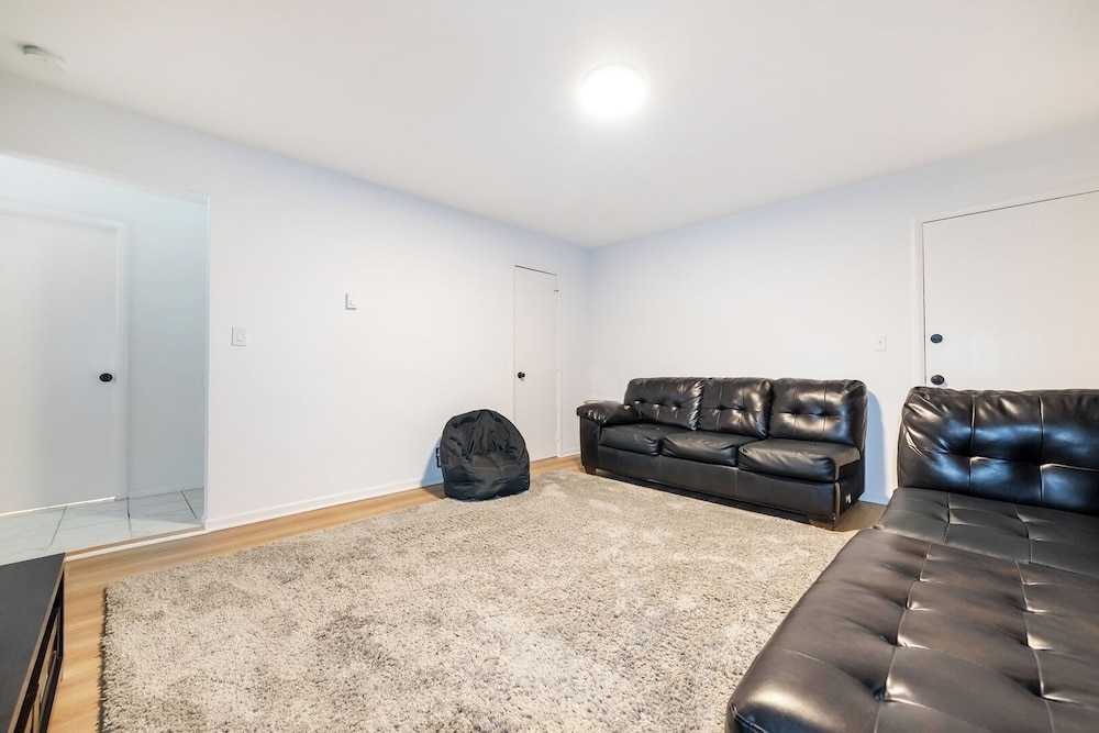 Modern 1BR Apt Near Lake & Downtown