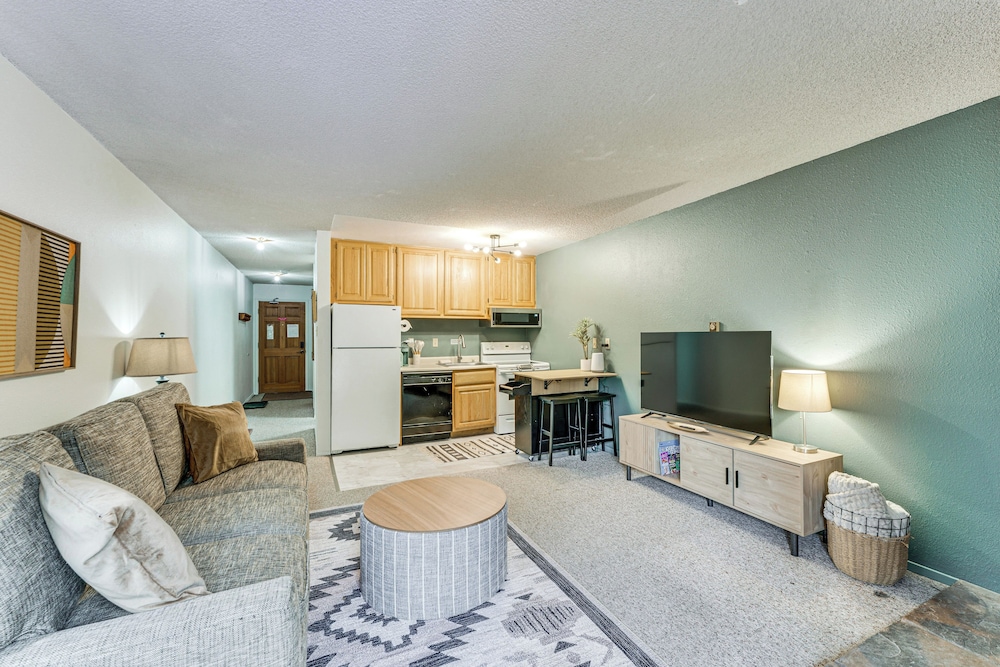 Easy Red River Ski Access! Outdoor Adventure Condo