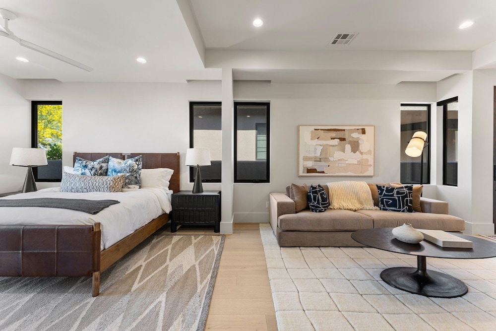 Black Desert Retreat 4 Bedroom Home