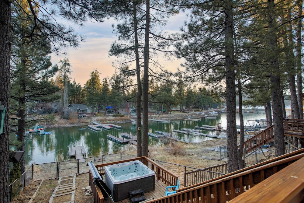 2 Lakefront Homes by Avantstay Sleeps 23, Private Dock+beach, Hot Tub, Fire Pit, Deck Views