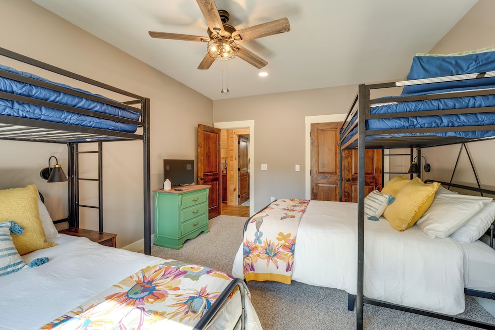 400 Acres on Lavender Mtn: Getaway w/ Hot Tub!