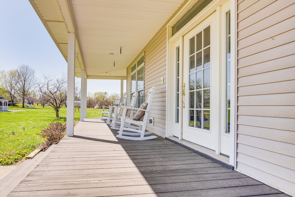 Fire Pit & Gazebo: Rural Warrensburg Getaway!