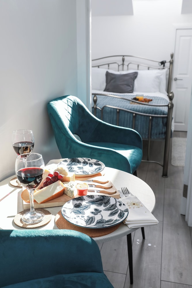 4 Guests - 2 Bedrooms - City Escape Retreat