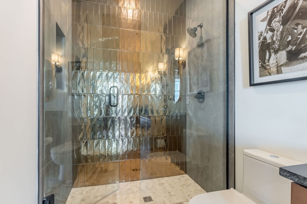 Luxe 4BR With Fire Pit Grill and City Views