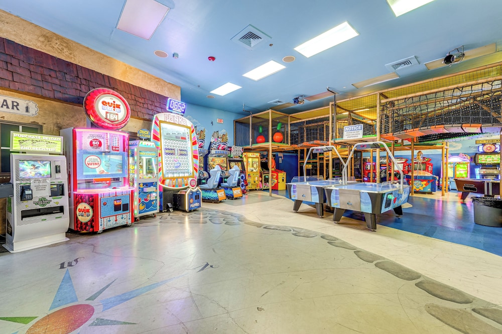 9 Mi to Disney: Gated Resort Escape w/ Pool Access