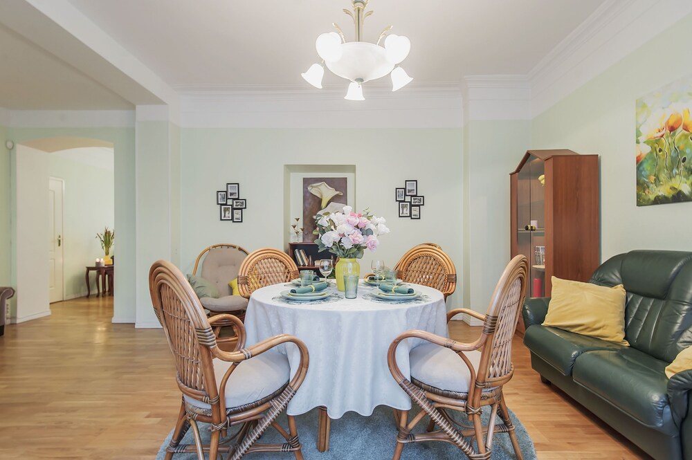 GM Apartment Staropimenovskiy 16