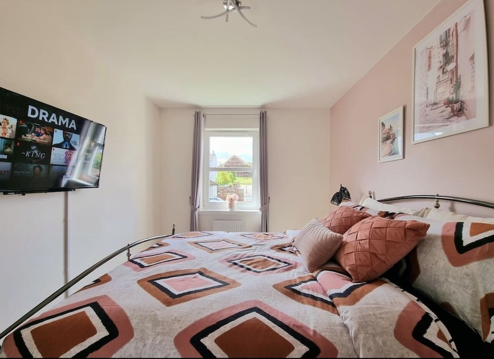 Boutique 3-bed Home with Free Parking in Glasgow view 2