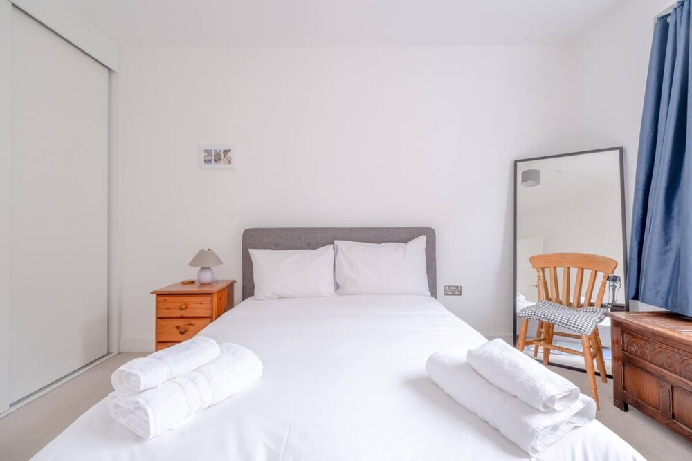 Bright 2 Bedroom Maisonette Near Stratford