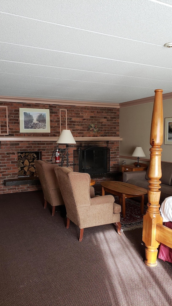 North Bay Vacations - Ramada by Wyndham Pinewood Park Resort North Bay - Property Image 40