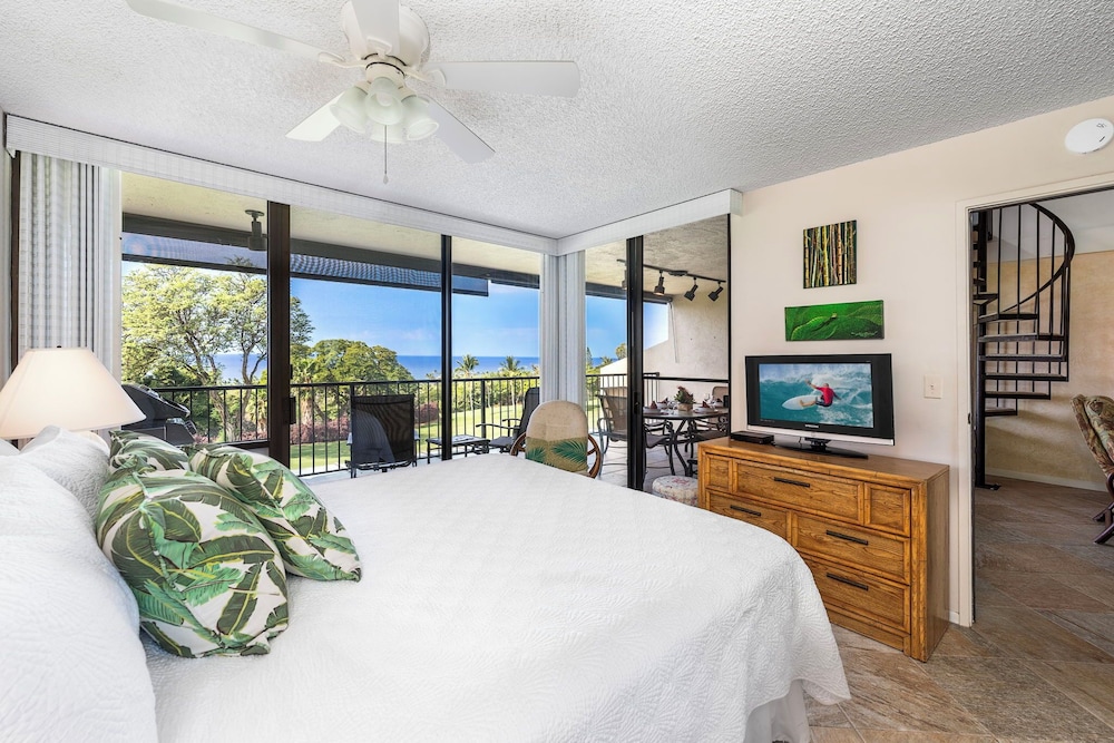 2 Bedrooms + Loft - Sleeps 6 - Ocean & Golf Views - Lanai - Vrkcv