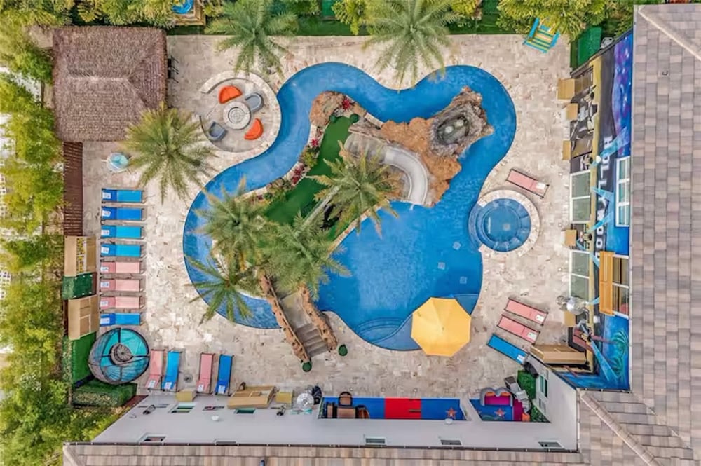 Ultimate Hollywood Themed Mansion for Big Groups