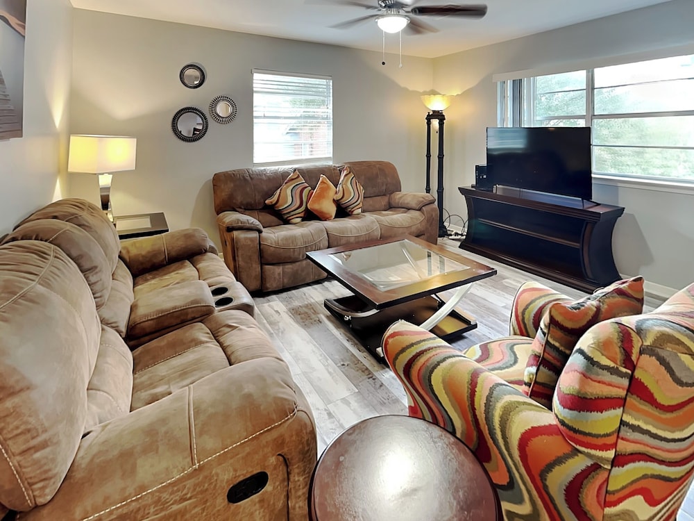 Pleasure Pier Retreat Manor by Ryson Vacation Rentals