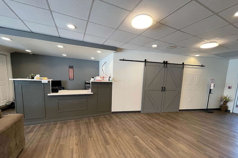 Days Inn by Wyndham Manitowoc view 2