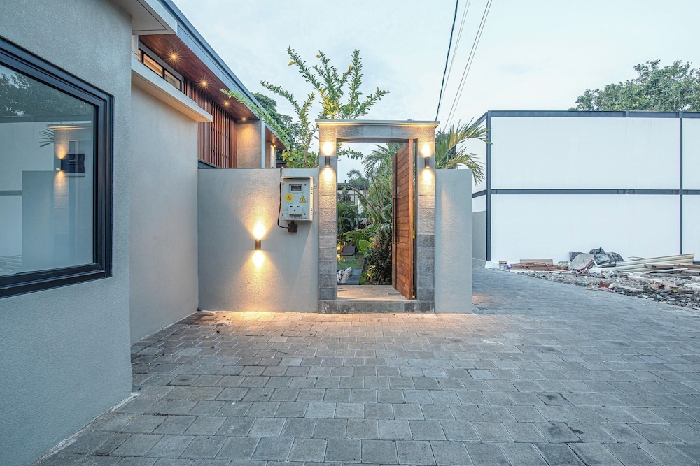 Luxury 5BR Retreat, 400m From Café Del Mar Shore
