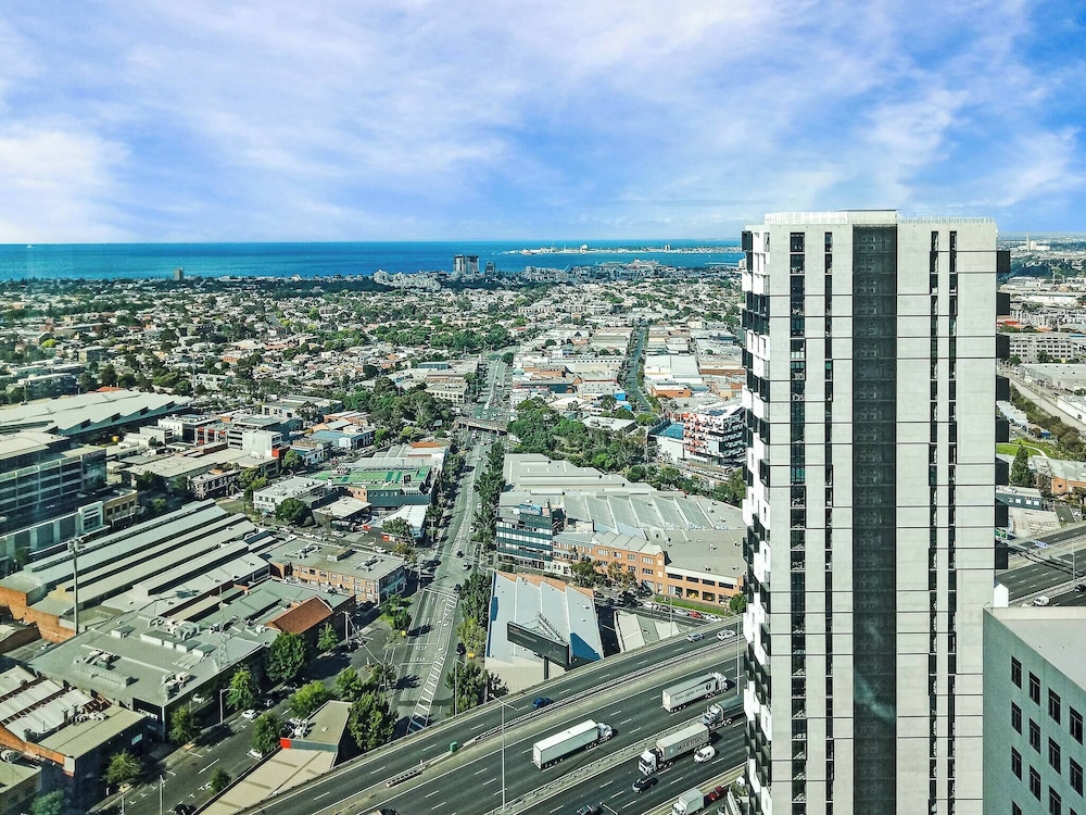 Southbank 2BR High City Views Enjoy Wine, Gym, Pool, Wifi
