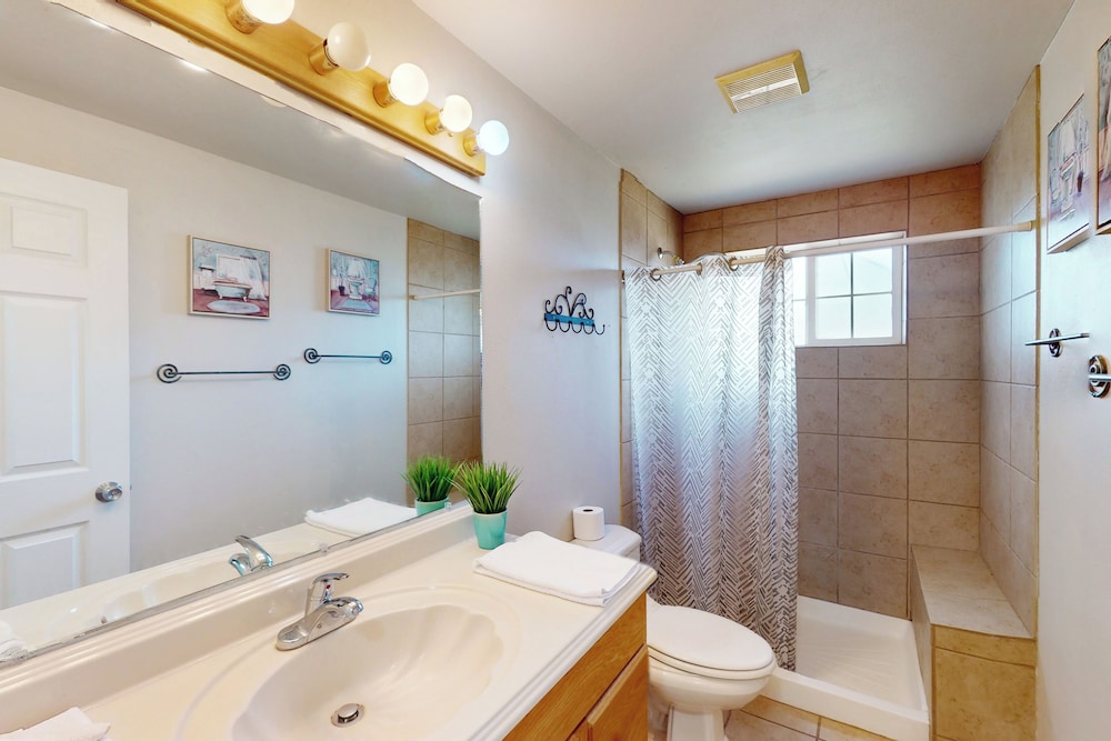 4BR Home w/ W & D, Private Backyard