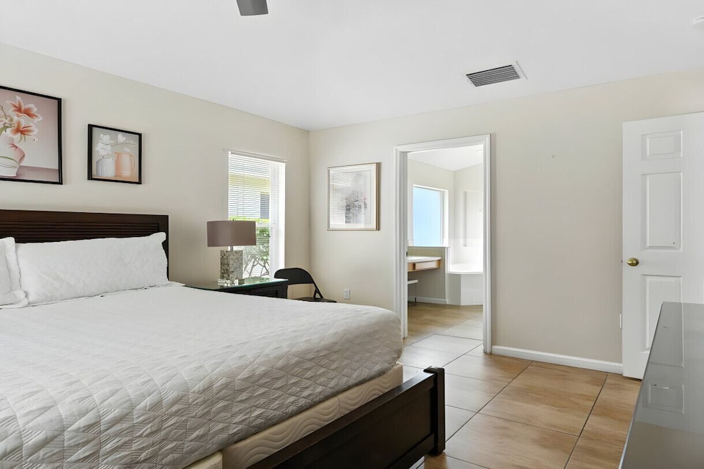 Cozy 4BR Villa w/ Priv Pool Lake Berkley Resort