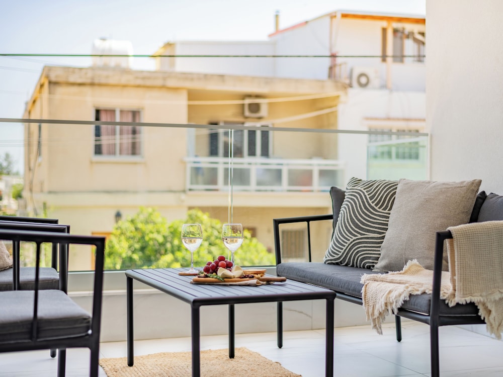 Sanders Cruise - Spacious 2-bdr Apt With Balcony