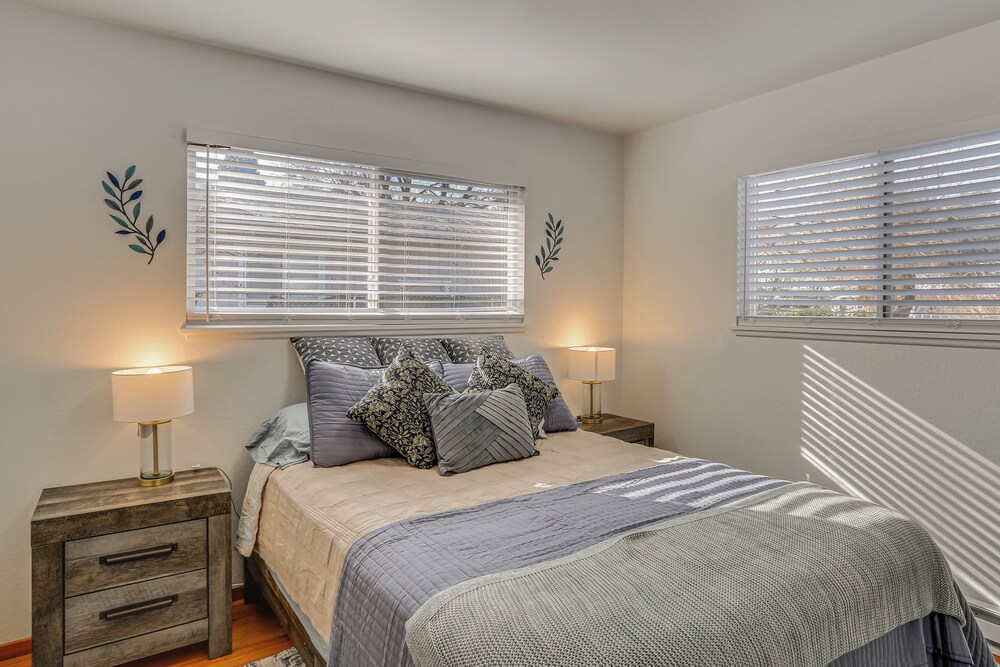 11 Mi to Burney Falls: Charming Home w/ Fireplace