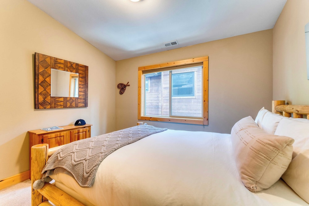 Washoe Chalet by Avantstay Game Room, Hot Tub, Putting Green & Fire Pit