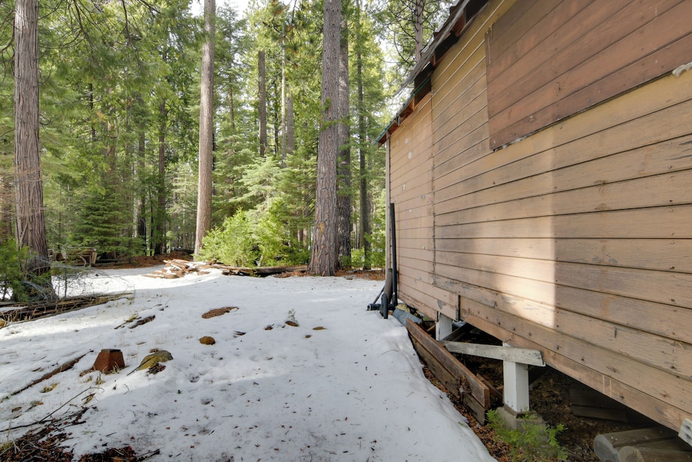 Walk to Trails & Butte Creek: Cozy Retreat w/ Deck