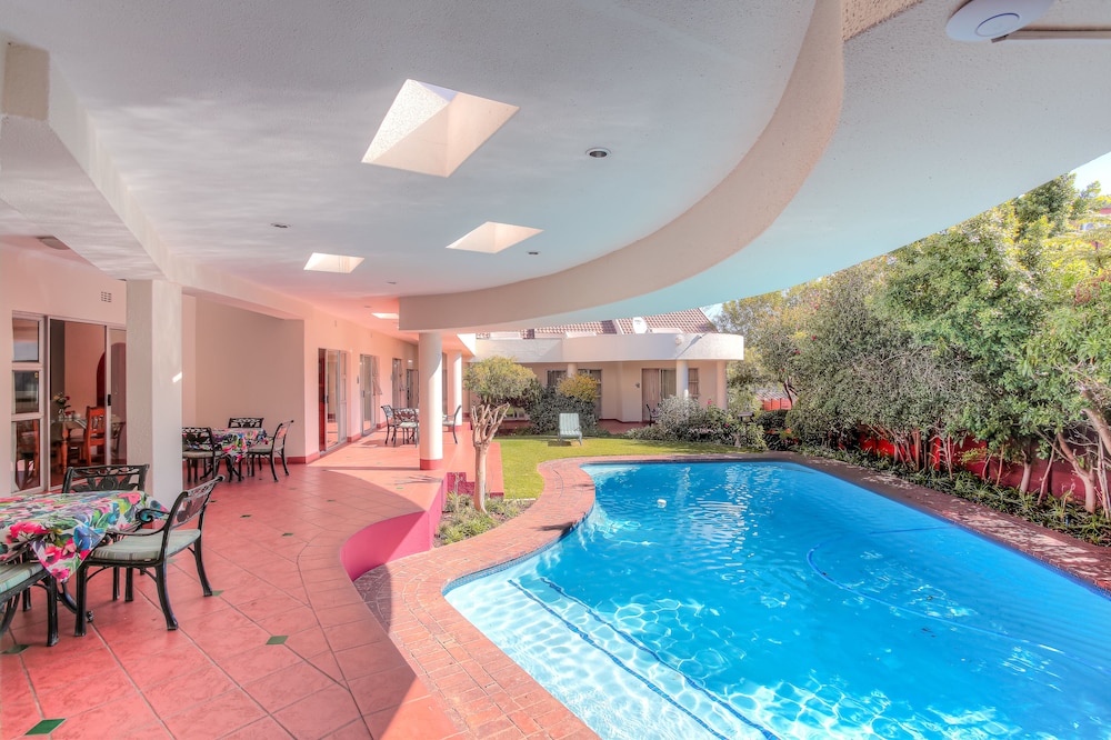 Woodmead Guest Lodge