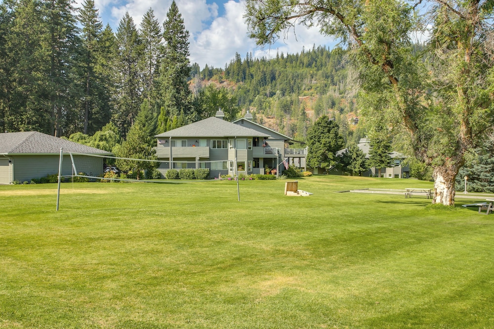 Twin Lakes Retreat: Lake, Pool & Golf Access!