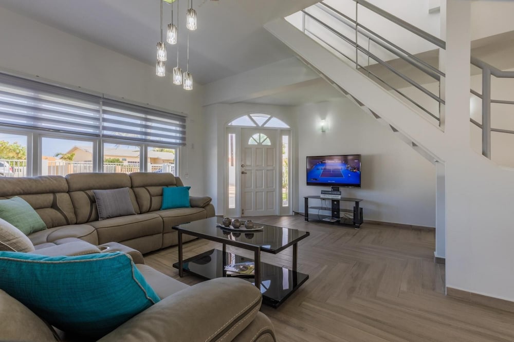 NEW Modern Stylish 6BR 6BA Villa Near Palmbeach