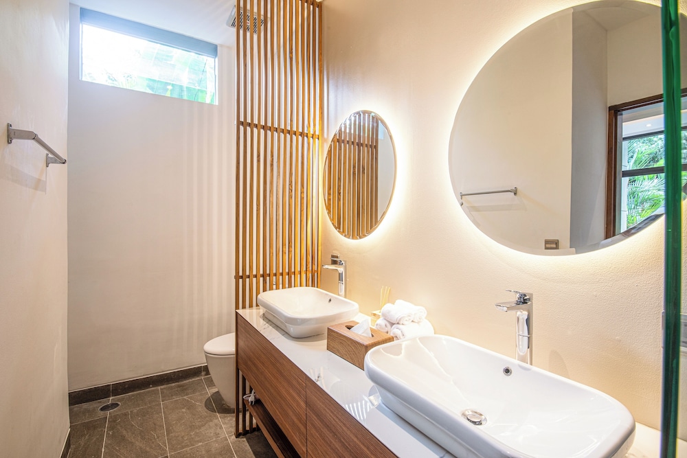 Exquisite 5BR Modern Villa 400m From the Ocean