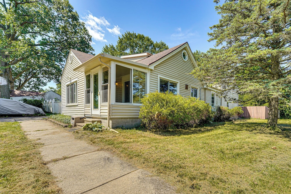 Private Pool & Yard: Pet-friendly Home in Toledo
