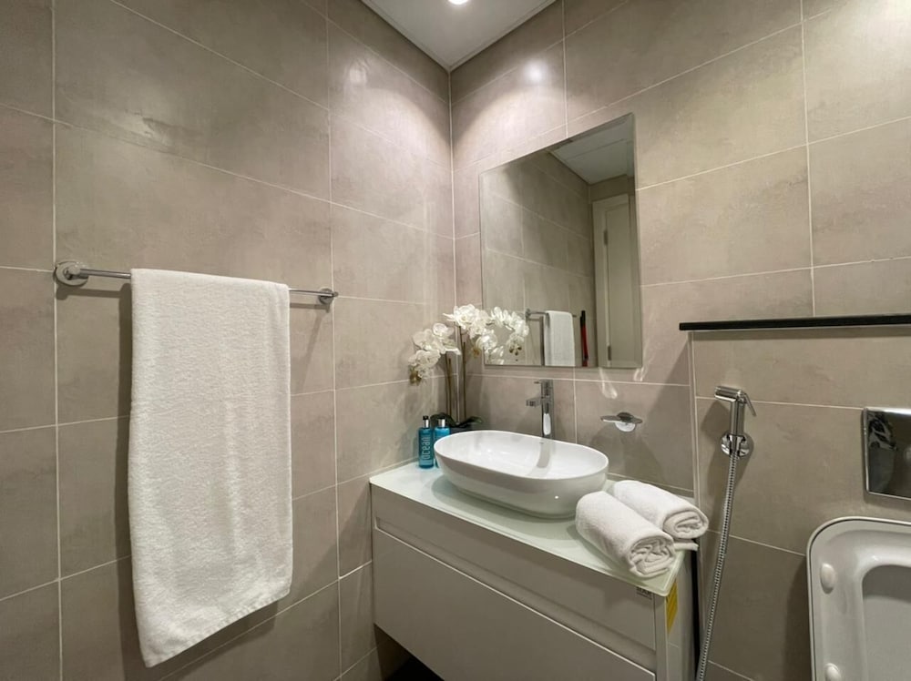 ST-Carson Tower A-1809 by bnbme homes