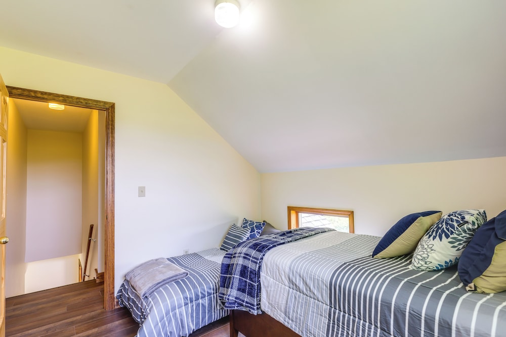 4 Mi to Dtwn Granville: Family Home w/ Deck!