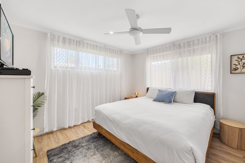 Family Home Near Cafes and Surf Beaches