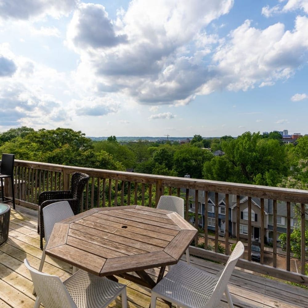 Birmingham Vacations - Scenic Cityscape Retreat - Stylish 2BR Townhome - Property Image 4