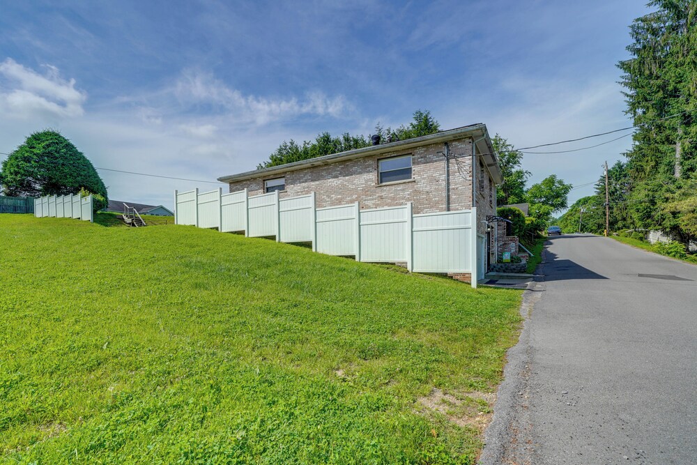 7 Mi to Beckley: Townhome Near Hiking & Fishing