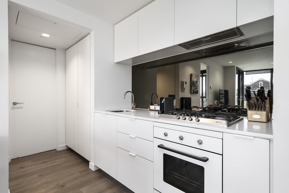 Bright South Yarra Flat With Balcony