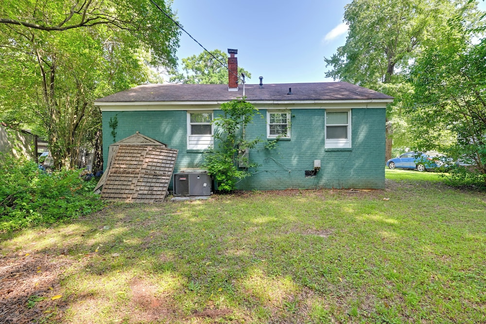 5 Mi to Uptown: Charlotte Hideaway w/ Yard