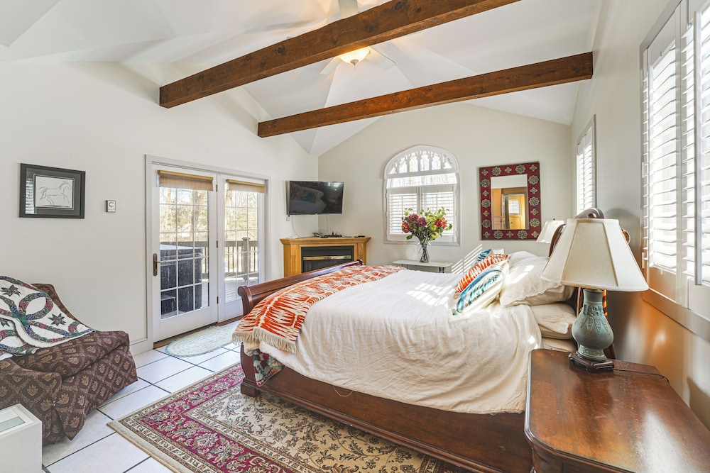 Waterfront Home w/ Boat Dock & Sunroom in Gardiner