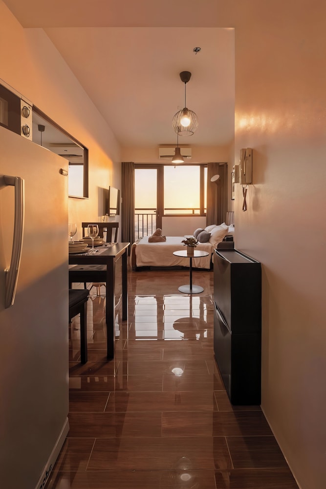 Room-sleek Studio With City Views on the