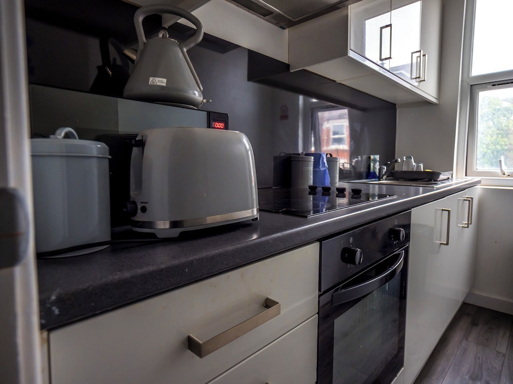 Ensuite4 Woodhouse private bath 2kitchen